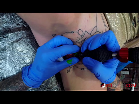 ❤️ Extremamente tatuada, a brasa Sully Savage fez uma tatuagem no seu clítoris ❤️❌ Porno em porno pt.pornovore.ru ❤